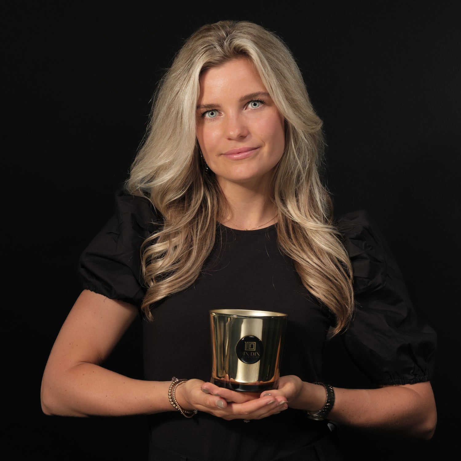 owner and founder of DIX DIX collection Ellemijn Ensink with her first candle DOUX in her hands - DIX DIX collection